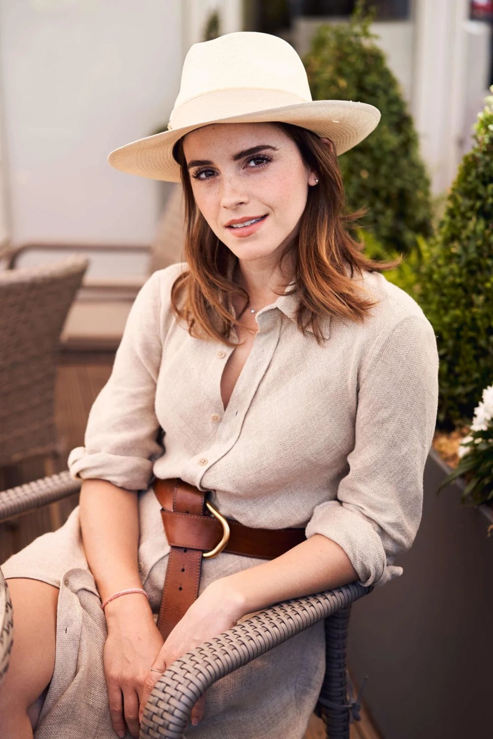 bnd4Hw5S The posh Emma Watson does not give up and keeps to drain us effortlessly every day without stopping 02.jpg
